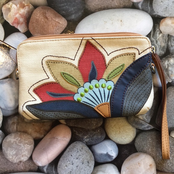 Handbags - PRETTY RELIC WRISTLET!